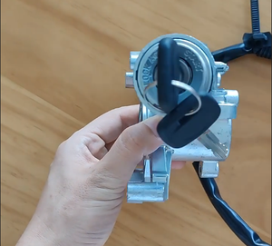 WANJIA 45280-37100 6905737140 84445037140 Zündschloss-Baugruppe mit <span class=keywords><strong>2</strong></span> Schlüsseln für HINO HT130/Dutro 2005-2010, Zinklegierung, Schwarz - Product Image 4