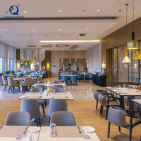 Ensemble de meubles de restaurant moderne, table à manger carrée commerciale en marbre avec chaises rembourrées multicolores