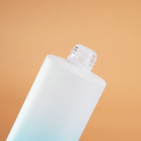 En stock – Nettoyant visage crème dégradé bleu et blanc effet eau dans l'huile, avec pompe à lotion, tampon applicateur manuel et pot en verre à large ouverture