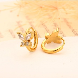 Vente en gros Nouvelles tendances Magnifiques boucles d'oreilles Huggie en acier inoxydable de forme géométrique avec zircon pour femmes Plaqué or Élégant et tendance - Product Image 2