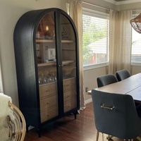Buffet de rangement haut de gamme en bois massif Oka, style médiéval vintage, avec vitrine cintrée, pour la décoration intérieure, salon, villa, hôtel