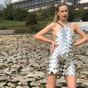 Robes de soirée sexy sans manches et dos nu pour femmes, en or, avec chaîne de mailles carrées argentées, mini-robe à bretelles - Product Image 2