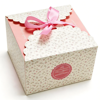 Boîte Cadeau Cosmétique Rigide Faite Main Écologique avec Dentelle Florale, Lamination Mate, Gaufrage et Nœud Carré – Idéale pour Mariages, Anniversaires et Cadeaux de Fêtes