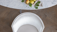 Chaise de salle à manger Emilie Barrel Back en porcelaine velours tourterelle finition blanche style français bois de chêne massif rembourré pour salons