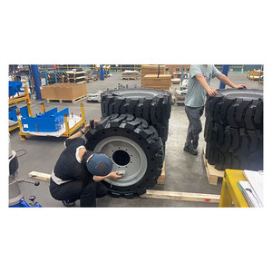 Pneus pleins en caoutchouc de qualité supérieure pour nacelles élévatrices et mini-chargeuses compactes, 36x14-20, sans chambre à air - Product Image 1