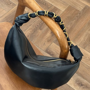 Bolsa <span class=keywords><strong>de</strong></span> Viaje <span class=keywords><strong>de</strong></span> Cuero Negra y Marrón, Moderna, Portátil, Extra Gruesa, <span class=keywords><strong>de</strong></span> Doble Capa, con Hebilla Plateada Vintage y Correa Portátil - Product Image 6