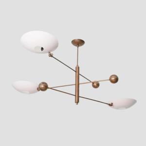 Lustre en laiton fait main de style moderne du milieu du siècle, luminaire suspendu à 3 lumières pour la décoration de la maison - Product Image 1
