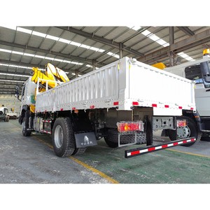 Camión grúa SINOTRUCK HOWO 4x2 de 6 ruedas con grúa de brazo plegable de 8 y 10 toneladas en venta - Product Image 5