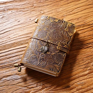 Journal de voyage en cuir sculpté vintage original, carnet de notes en cuir fait main, papeterie rétro créative, cadeau artisanal - Product Image 1