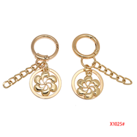 Breloques personnalisées en forme de fleur de chrysanthème, porte-clés en métal pour sac à main, accessoires en gros pour jouets en peluche
