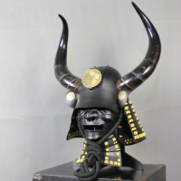 Réplique de casque de samouraï avec crête dorée en forme de flamme, coque métallique avec visière, taille adulte, pour fêtes à thème et spectacles