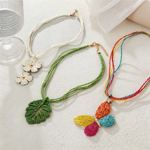 Collana con Ciondolo Intrecciato a Mano in Paglia Naturale Raffia Boho con Design a Farfalla, Foglia e Fiore <span class=keywords><strong>per</strong></span> Donna, Gioielli Estivi da Spiaggia e Vacanza - Product Image 1