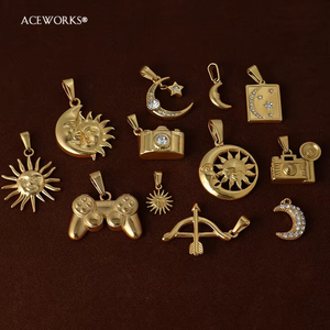 Iconos Retro Atemporales |   Dijes de Acero Inoxidable con Baño de Oro PVD de 18K |   Colgantes de Cámara, Arco y Flecha, y Control de Videojuegos con Diseño de Sol y Luna - Product Image 2
