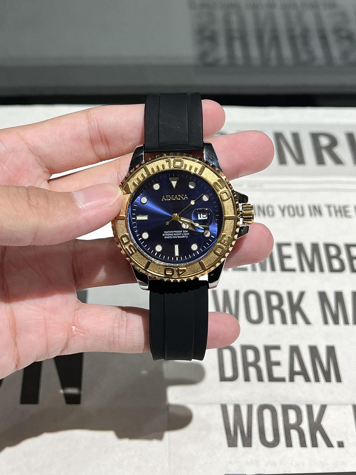 เปลือกสีทองเทปสีดำใบหน้าสีฟ้า