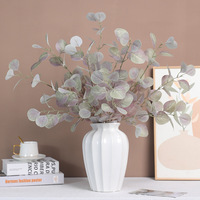 Vente en gros d'usine de feuilles d'eucalyptus artificielles aux couleurs d'automne pour la décoration de la maison, les mariages, les fêtes et les arrangements floraux
