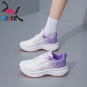 Zapatillas de correr de malla con gradiente de color blanco y morado, zapatillas transpirables y ligeras con amortiguación para mujeres y niñas, para caminar a diario y hacer ejercicio - Product Image 5