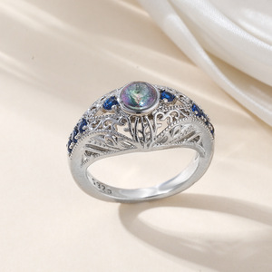 Anello Floreale Traforato Vintage per Donne, Design Intagliato con Pietre Scintillanti Multicolore, Gioiello Elegante da Dito - Product Image 3