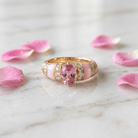 Bague pour femme en or rose, délicatement ornée d'une coquille ovale et d'un diamant rose de laboratoire, luxe et mode