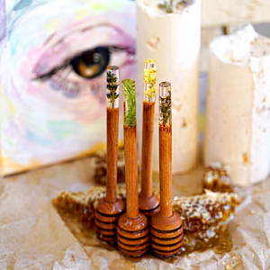 Cuillère à miel personnalisée en bois et résine, avec long manche gravé, cadeau de camping écologique, idéal pour les fêtes. - Product Image 1