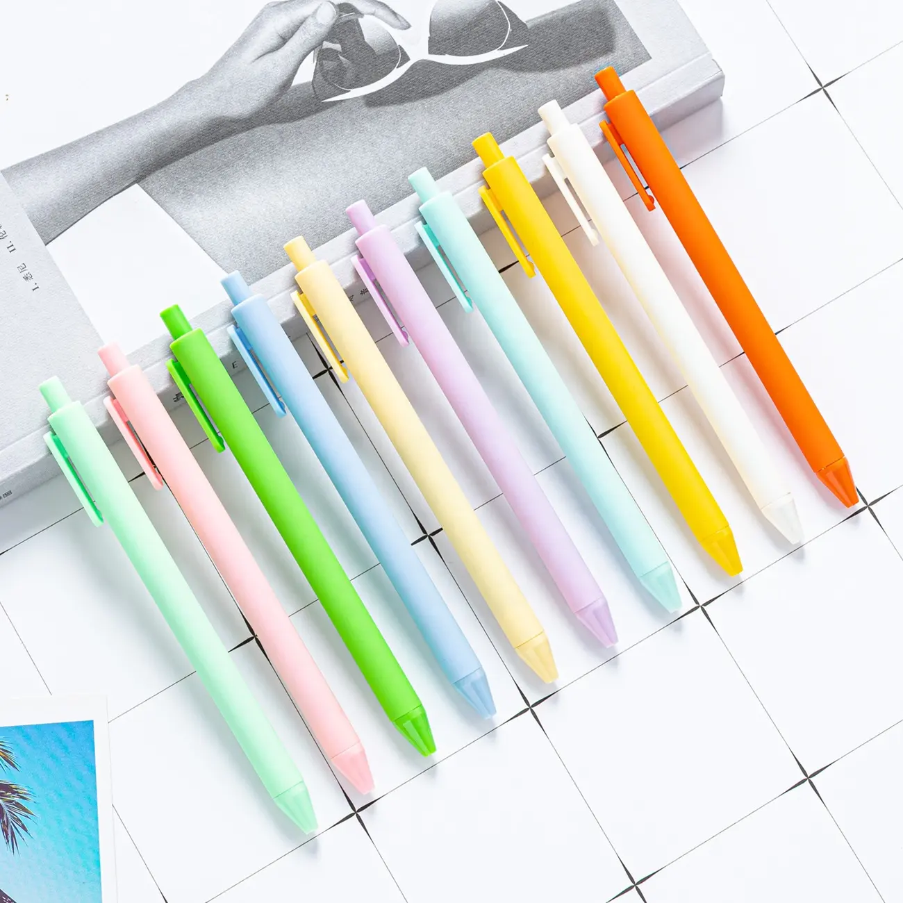 Vente en gros, stylo à bille en plastique, Logo personnalisé, stylo à bille imprimé, plusieurs couleurs, rétractable, caoutchouc souple, clic, stylo en plastique