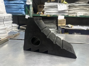 Le meilleur équipement de stationnement de cale de roue en caoutchouc pour camion lourd et remorque 27x12x18 cm fabriqué en Thaïlande - Product Image 3