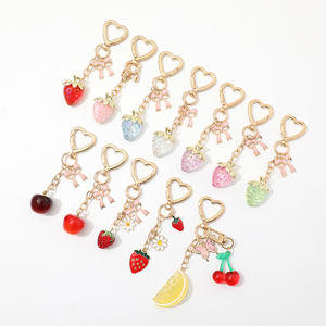 Llavero de aleación rosa de moda con lazo de dibujos animados y fresa, corazón dorado 3D, ligero, lindo, impermeable, colgante <span class=keywords><strong>para</strong></span> bolso <span class=keywords><strong>para</strong></span> mujeres y niñas - Product Image 1