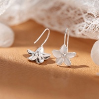 Zierliche 925 Silber Satin-Blumen Hakenohrringe S925 Silber Vierblättrige Hängeohrringe
