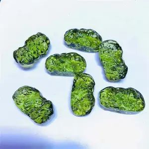 थोक उच्च गुणवत्ता अर्द्ध कीमती ग्रीन Moldavite नक्काशीदार बुद्ध पत्थर लटकन