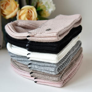 Vente en gros de bonnets d'hiver en fourrure avec <span class=keywords><strong>pompon</strong></span> pour femmes bonnets de ski pour filles personnalisés et chauds en laine tricotée - Product Image 5