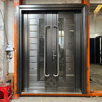 Porte d'entrée moderne pour appartement avec poignée en laiton à design battant, serrure de sécurité extérieure, finition de luxe résistante au vent