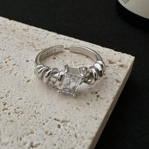 แหวนหรูหราสำหรับฤดูใบไม้ร่วงและฤดูหนาว ทำจากเงินแท้ S925 ลายบิดเกลียวแบบฝรั่งเศสย้อนยุค ดีไซน์เรียบง่ายทรงสี่เหลี่ยม ประดับด้วยเพชรซิркоเนียแบบเปิด - Product Image 1