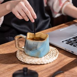 Mug en céramique OEM ODM à glaçure réactive, avec poignée irrégulière en corde, idéal pour le café, le thé, la maison et le bureau - Product Image 4