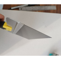Grattoir industriel de haute qualité en acier inoxydable robuste avec poignée souple en TPR pour racler la peinture sur bois et sols