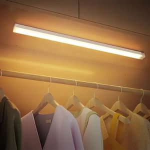 Éclairage LED rechargeable pour armoire 10cm/20cm/30cm/50cm, veilleuse sans fil à détecteur de mouvement, design moderne, lumière pour armoire de cuisine - Product Image 2