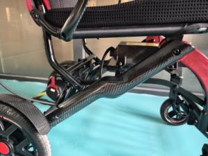 Fauteuil roulant électrique semi-carbone pour personnes handicapées et personnes âgées, vitesse de 6 km/h, batterie au lithium longue portée - Product Image 5
