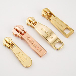 Logotipo personalizado de lujo No.5 Tirador de cremallera de metal dorado para bolsos y ropa - Product Image 5