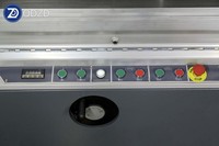 Scie à table avec garde de sécurité intégrée et caractéristiques pour un fonctionnement sûr dans les ateliers publics
