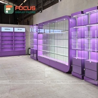 Vitrine Moderne en Verre LED Écologique Robuste Étanche pour Magasin, Meuble de Présentation Mural Violet avec Porte Coulissante Verrouillable