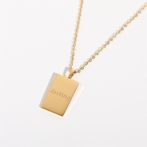 Pendentif rectangulaire tendance en acier inoxydable plaqué or 18 carats, poli miroir, avec gravure inspirante - Product Image 6