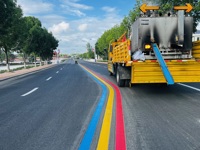 Peinture thermoplastique antidérapante rouge pour marquage routier : crée des surfaces visiblement codées par couleur pour les emplacements nécessitant une signalisation supplémentaire pour les conducteurs.
