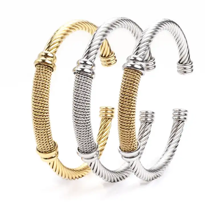 กำไลข้อมือสแตนเลสสตีลแบบปรับได้ ดีไซน์เกลียวเคลือบทอง พร้อมตาข่ายเหล็ก - Product Image 1