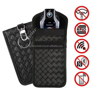 Bloqueur de Signal de <span class=keywords><strong>clé</strong></span> antivol porte-clés de <span class=keywords><strong>voiture</strong></span> pochette <span class=keywords><strong>RFID</strong></span> porte-clés de <span class=keywords><strong>voiture</strong></span> en Fiber de carbone avec crochet de porte-clés en métal - Product Image 6