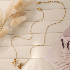 Collar con colgante de doble corazón de acero inoxidable, tono dorado, con incrustaciones de diamantes de imitación, joyería de regalo para mujer, moderno y a la moda, para la clavícula - Product Image 3