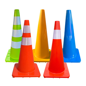 Cône de signalisation réfléchissant en plastique 700 mm, style standard sur pied pour zones de construction, feuille prismatique haute intensité - Product Image 1