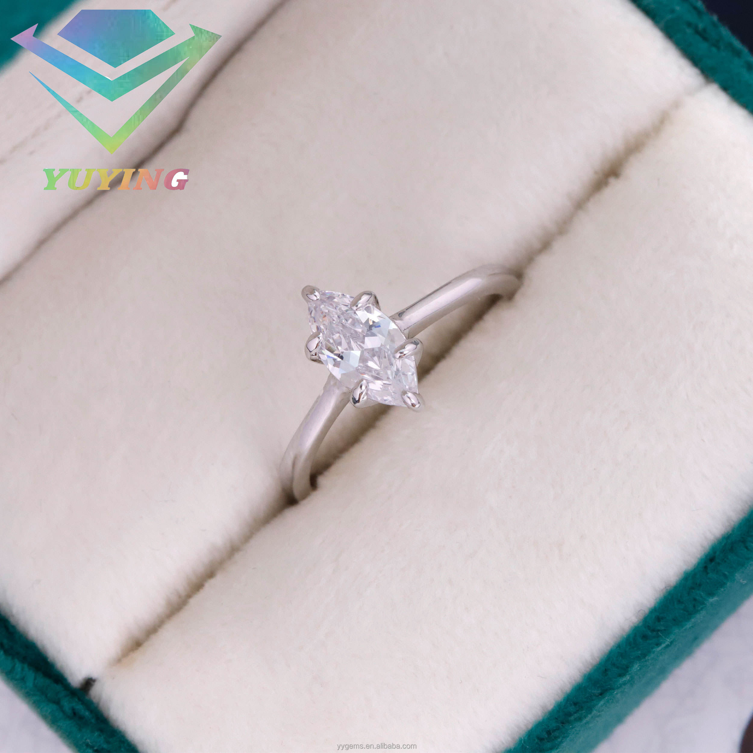 18k-1CT Marquise Moissanite