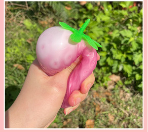 Nouveau jouet anti-stress fraise unique à couleurs changeantes, jouet à presser en plastique durable, motif fruit lumineux, idéal pour anniversaire, 8,5x5,7cm, mignon - Product Image 3