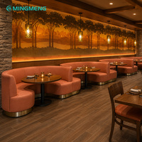 Ensemble de meubles de restaurant, hôtel et café de luxe moderne : table en bois avec pieds en métal, banquette en cuir PU et chaises.