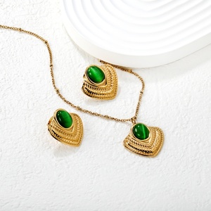 Conjunto de Joyería de Acero Inoxidable Geométrico Chapado en Oro de 18K, Collar y Aretes con Textura de Corazón y Piedra Natural Verde - Product Image 3