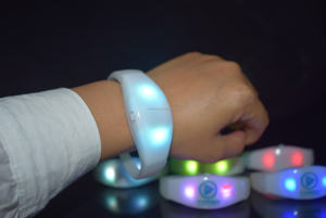 สายรัดข้อมือ LED แบบกำหนดเองได้ ตอบสนองต่อเสียง สำหรับงานรับปริญญา รอมฎอน วันวาเลนไทน์ งานปาร์ตี้ รูปทรงต้นไม้ เรืองแสง กระพริบ - Product Image 2