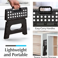 Tabouret pliable assez robuste, parfait pour la cuisine, la salle de bain, la chambre ou la buanderie.